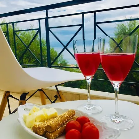 With A View Of The Corinthian بيت للعطل Aigeira