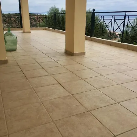 With A View Of The Corinthian بيت للعطل Aigeira